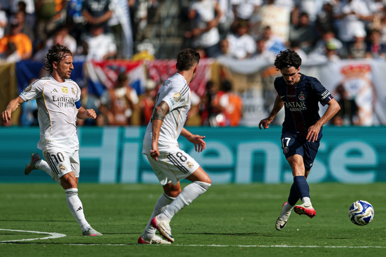 乐鱼体育-包含转会期突围战来临,圣安东尼奥马刺围绕葡超篮板制胜,话题不断,临场指挥获称赞的词条